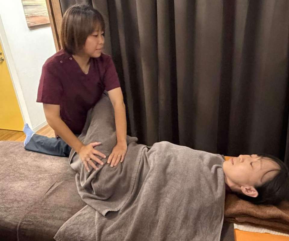 百合ヶ丘mana整骨院での施術の様子